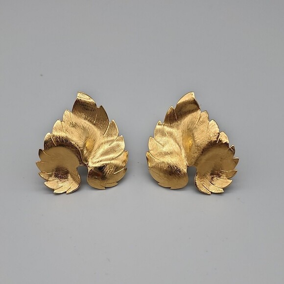 Vintage Mary Kay Large Gold Leaf Shape Clip-on Earrings 80's Bling - Picture 3 of 10